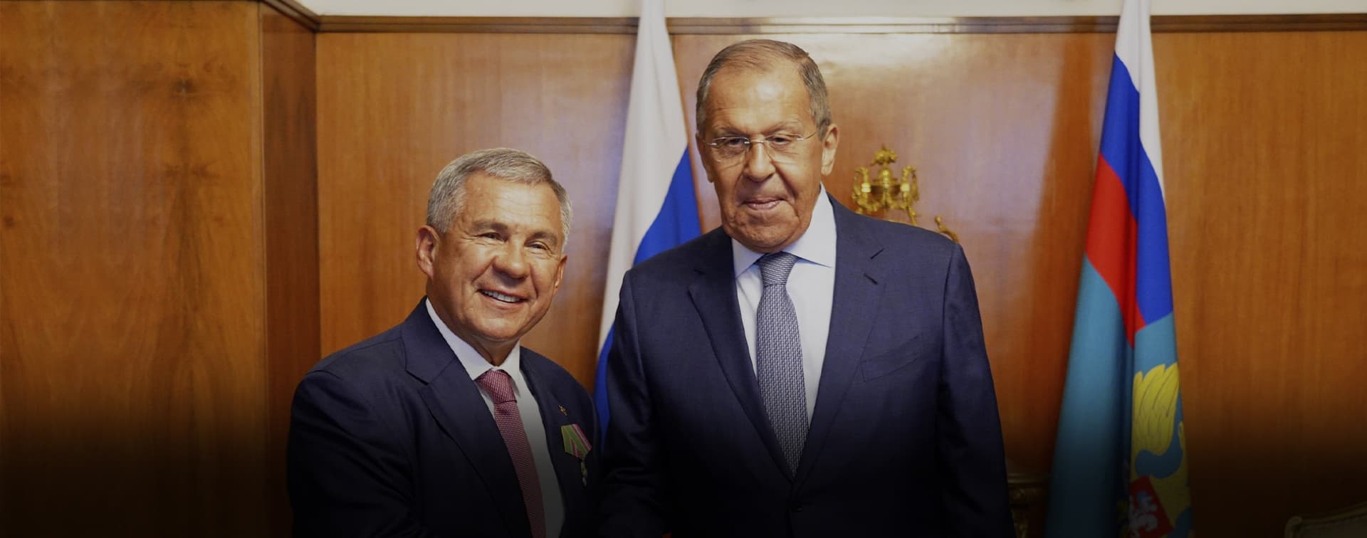 Сергей Лавров вручил Рустаму Минниханову нагрудный знак МИД «За вклад в международное сотрудничество»