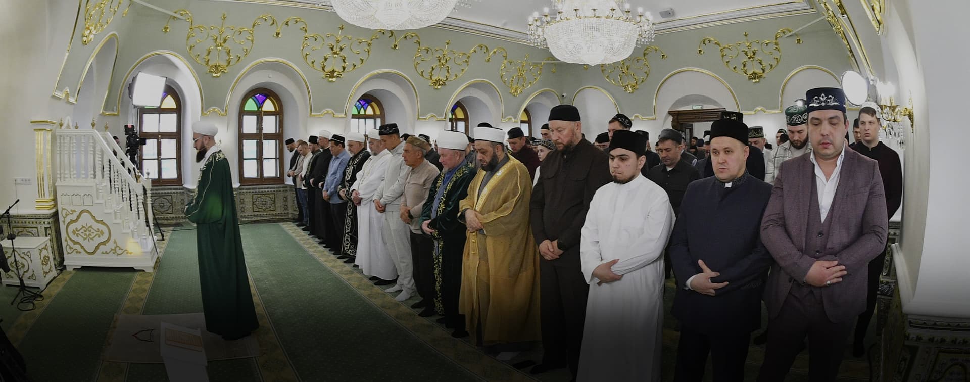 Рустам Миннихaнов принял участие в праздничном бoгослужении в честь Ураза-бaйрама