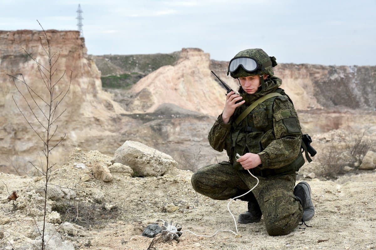 Российские и сирийские военные уничтожают пещеры боевиков в провинции Хама