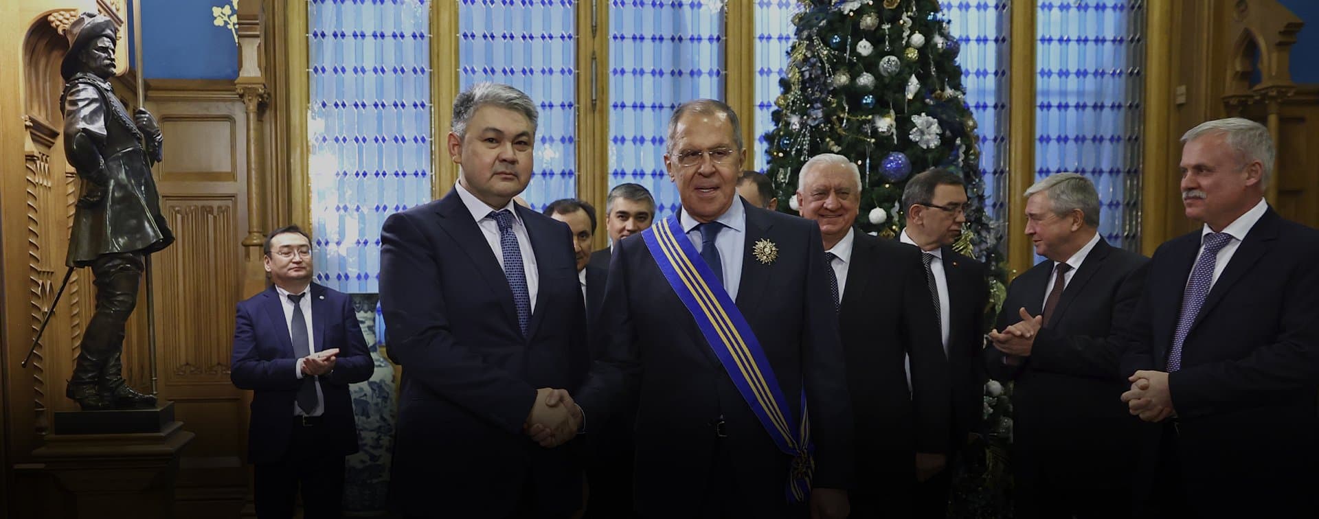 Посол Казахстана в России вручил Лаврову орден "Барыс"