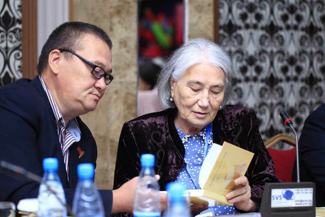 Сестра Чингиза Айтматова подарила книгу своих воспоминаний Вениамину Попову