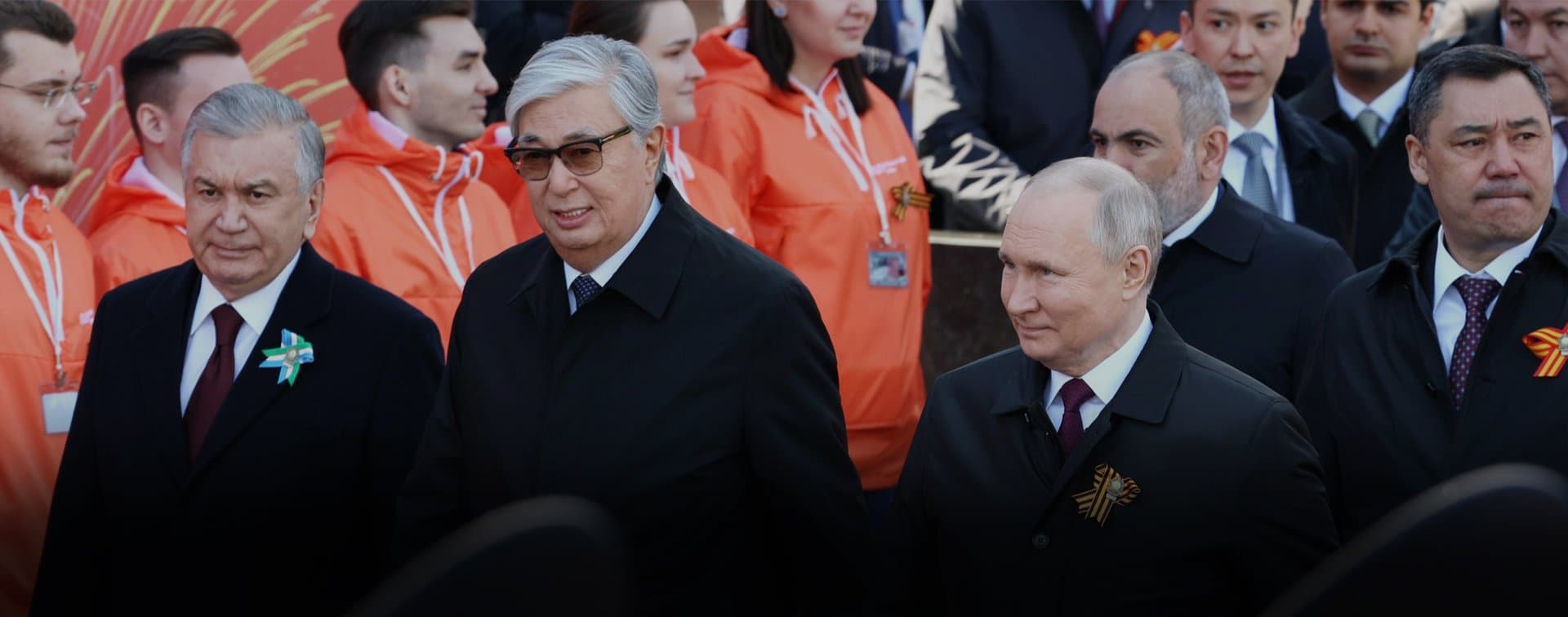 Путин принимает парад Победы рядом с ветеранами и лидерами СНГ