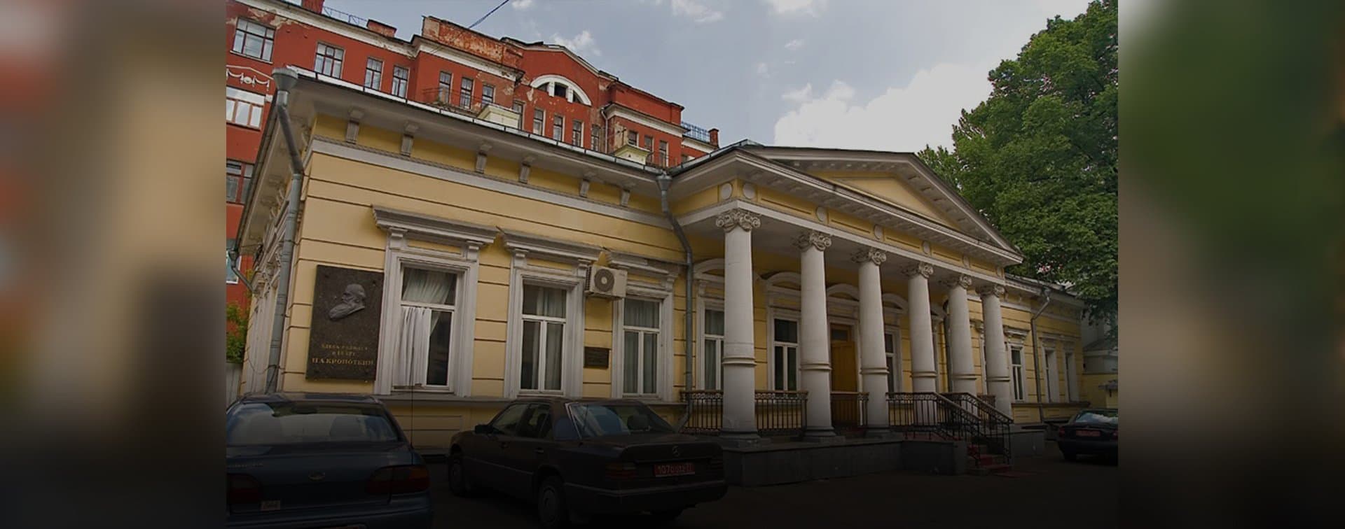 Посольство Палестины в Москве приспустило флаг после удара по больнице в Газе