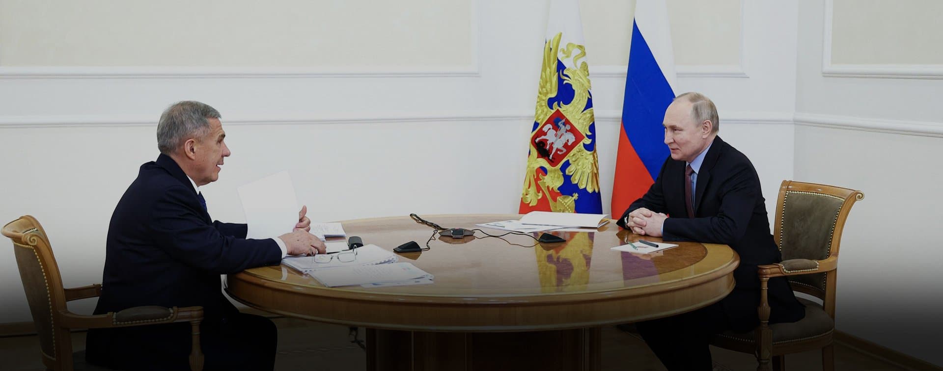 Путин провел в Казани встречу с Миннихановым