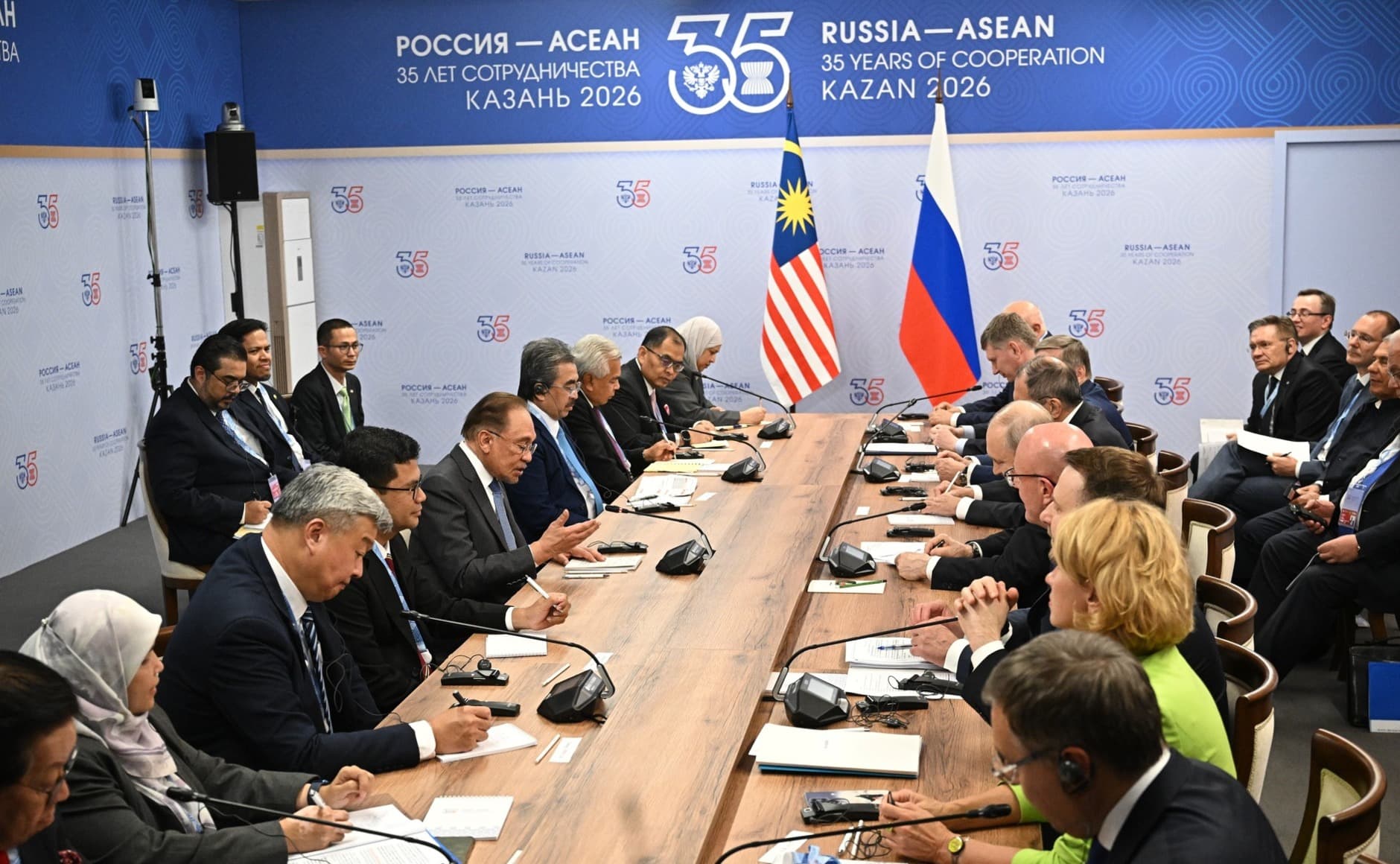 Путин провёл переговоры с премьер-министром Малайзии Анваром Ибрагимом в Казани