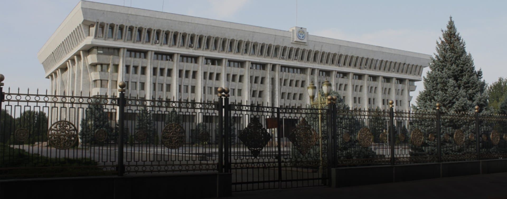 На территории Бишкека вводят режим ЧП