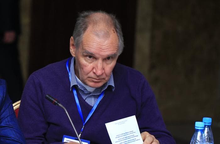 «Для раннего Айтматова само собой разумеющейся истиной оставалось убеждение, что человеческая нравственность покоится на незыблемом природном основании», — Александр Бондарев