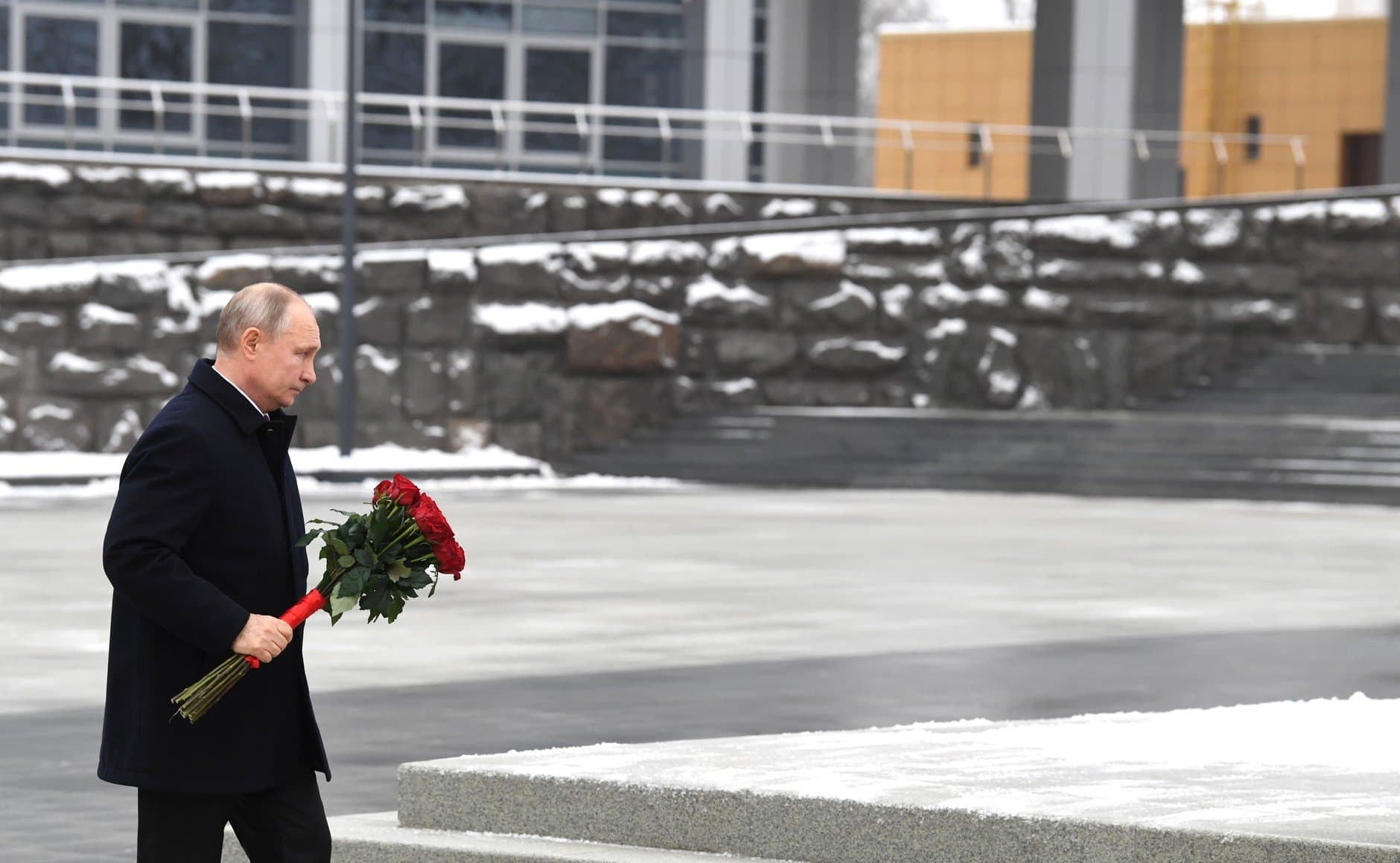 Путин возложил цветы к памятнику Гагарину в Энгельсе