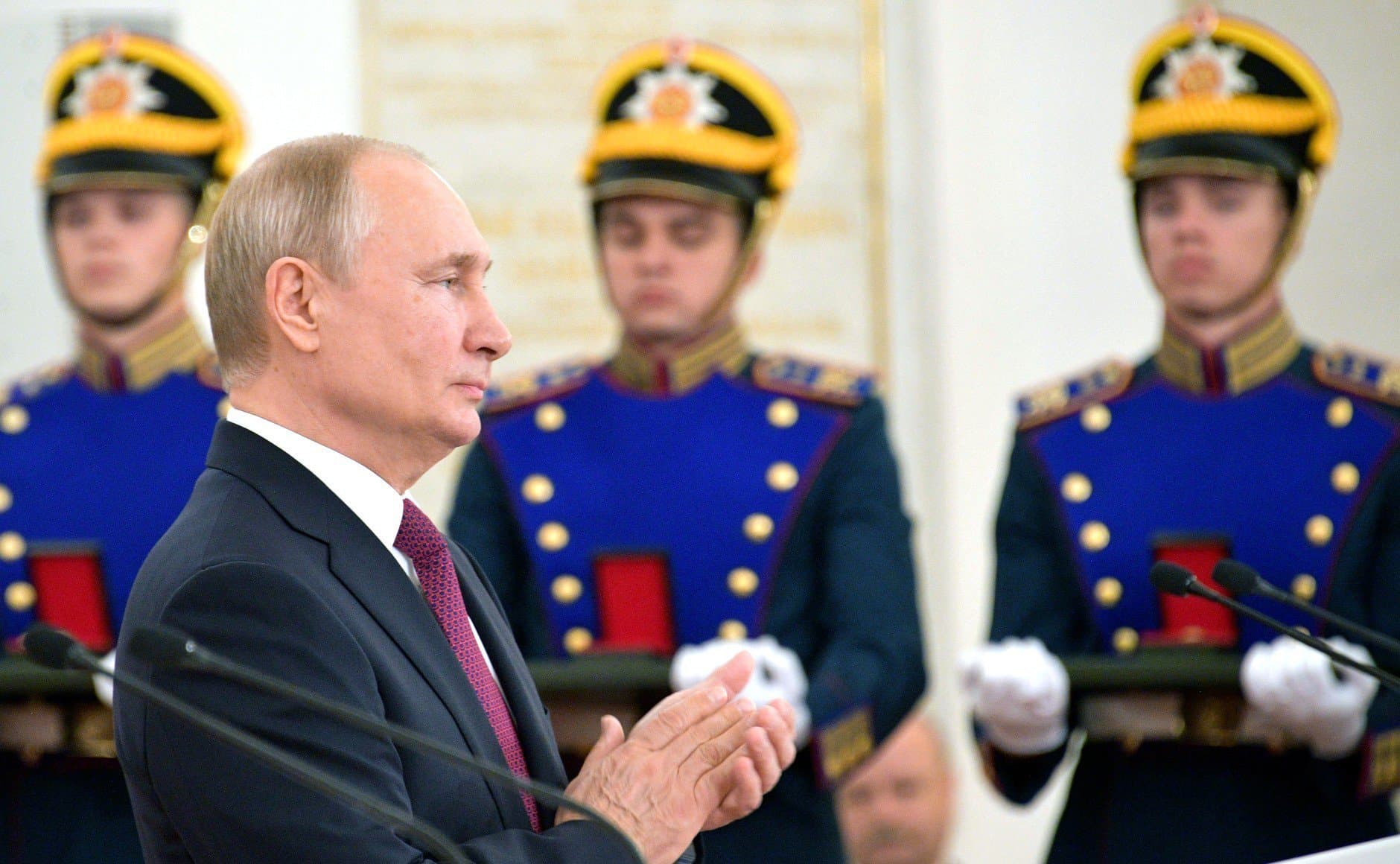 Владимир Путин поздравил жителей страны с Днем России