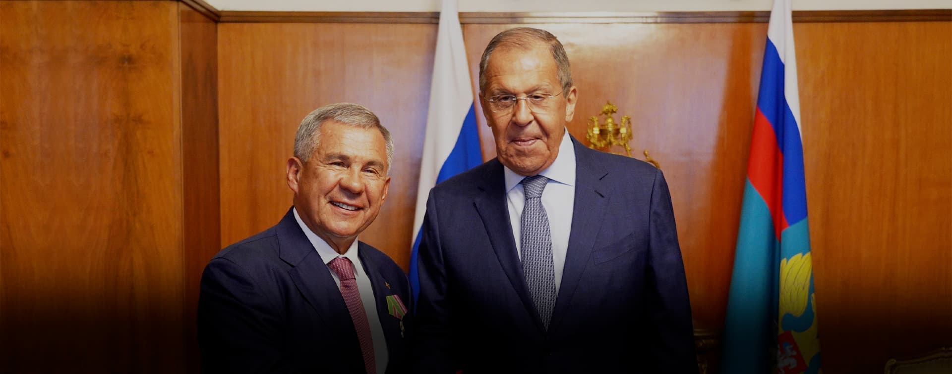 Сергей Лавров вручил Рустаму Минниханову нагрудный знак МИД «За вклад в международное сотрудничество»