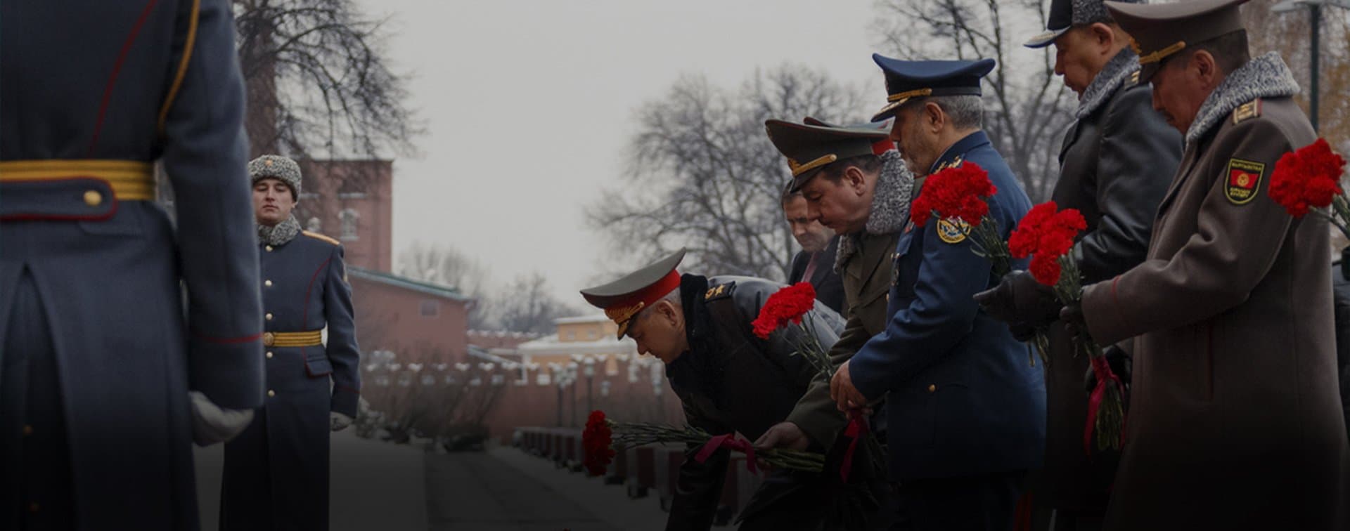Главы оборонных ведомств ШОС и СНГ возложили цветы к Могиле Неизвестного Солдата в Москве