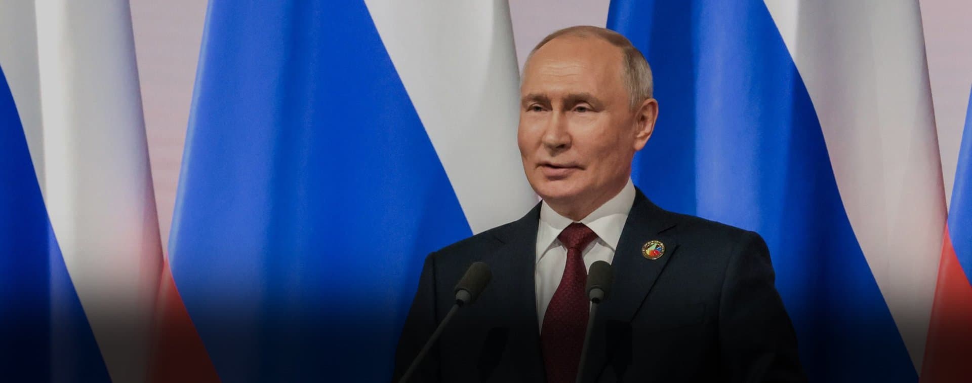 Путин поздравил россиян с Днем флага