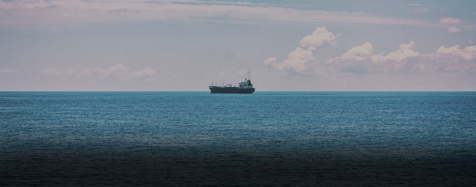 Количество судов, следующих через Красное море, сократилось вдвое по сравнению с декабрем