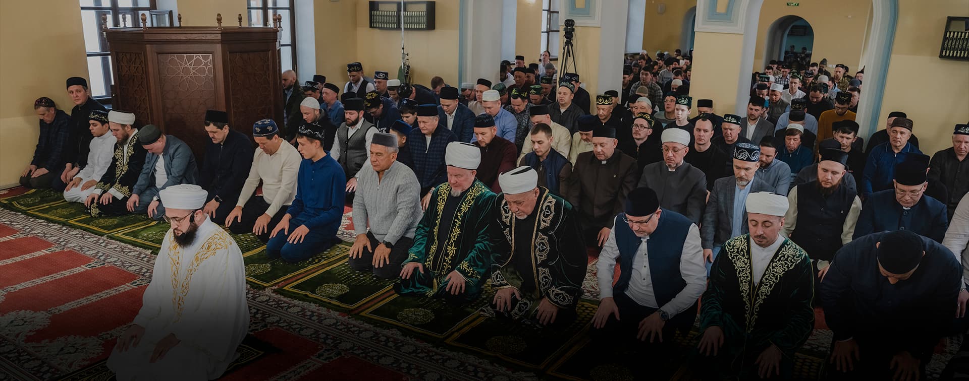 Минниханов принял участие в праздничном намазе по случаю Ураза-байрама