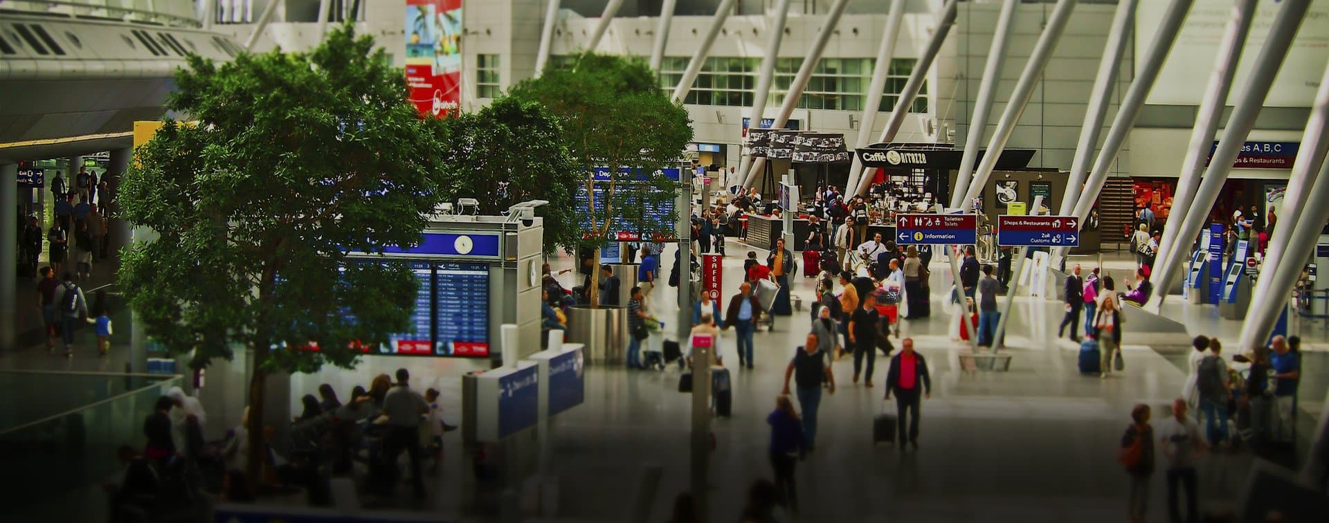 Более тысячи российских туристов не могут вылететь из Дубая