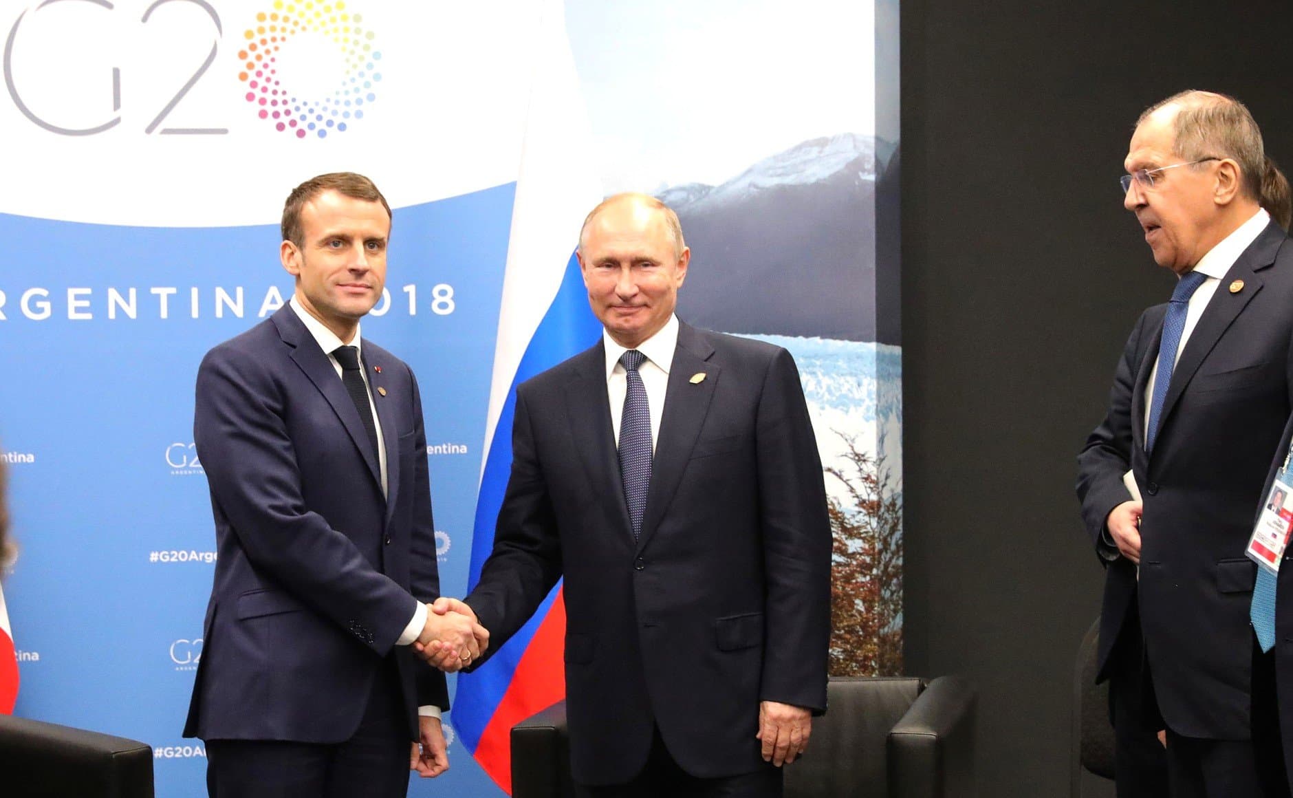 Президенты России и Франции провели переговоры в формате видеоконференции