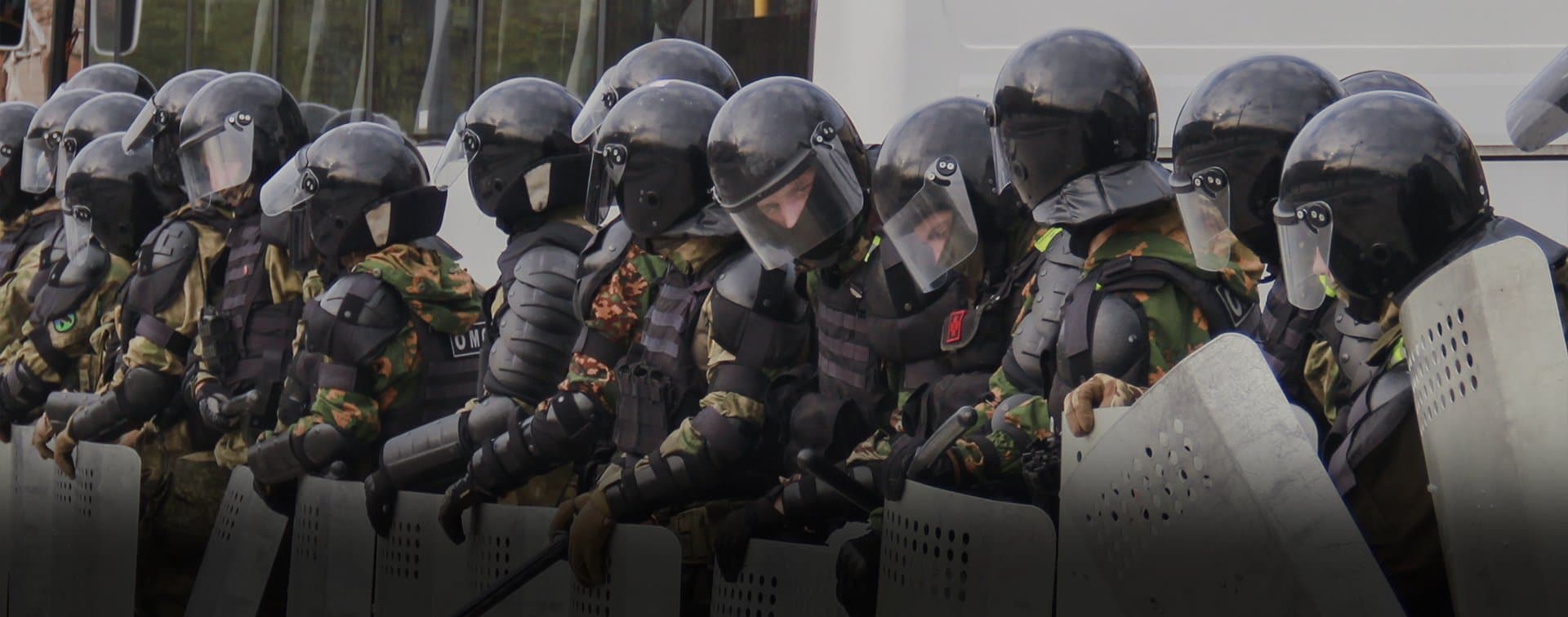 13 силовиков пострадали на незаконном митинге во Владикавказе